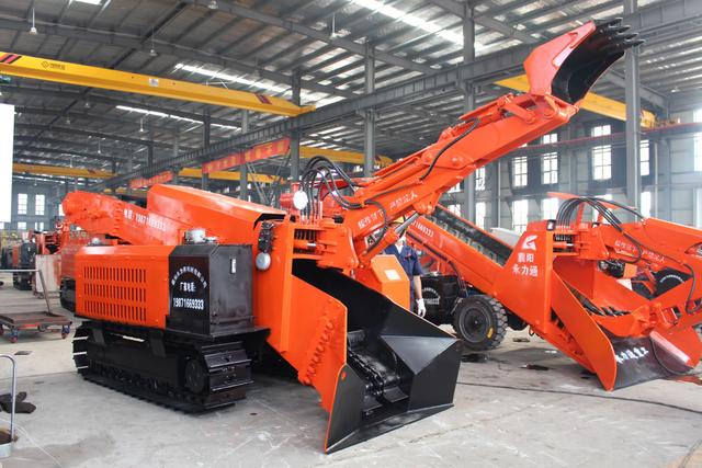 扒渣機(jī) 一機(jī)多用的高效解決方案，省時(shí)省力省人工